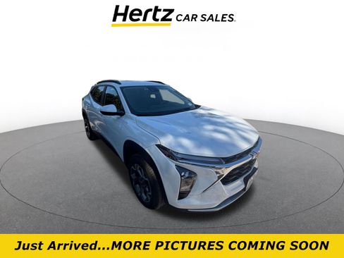 Used 2025 Chevrolet Trax LT image 1