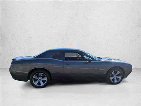 Used 2015 Dodge Challenger SXT image 4