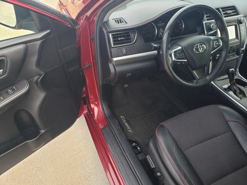 Used 2017 Toyota Camry SE w/ Moonroof Package FWD image 10