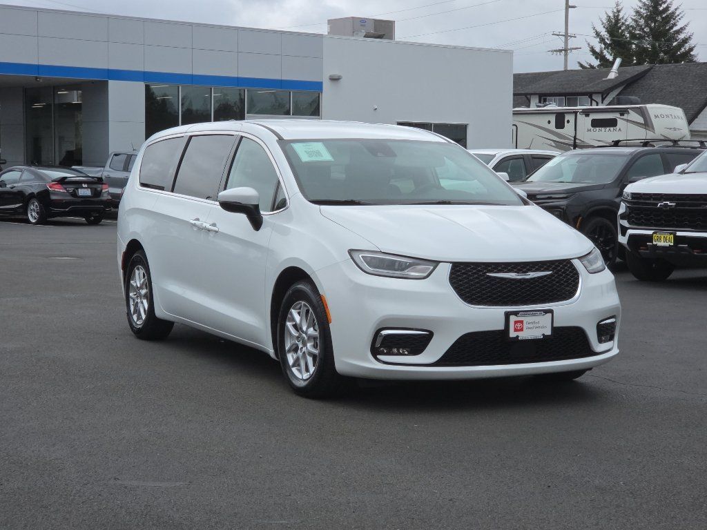 Used 2023 Chrysler Pacifica Touring-L FWD image 2