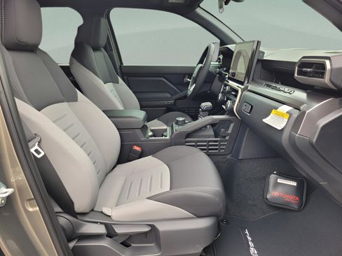 Certified 2025 Toyota Tacoma TRD Off-Road image 20