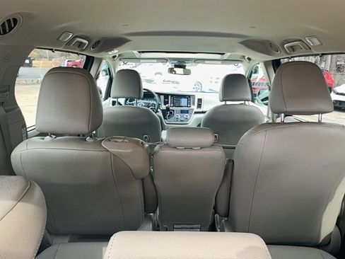 Used 2020 Toyota Sienna XLE w/ XLE Navigation Package FWD image 11