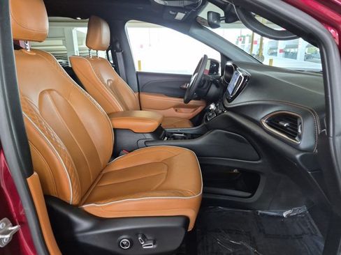 Used 2023 Chrysler Pacifica Pinnacle FWD image 23