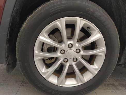 Used 2019 Jeep Cherokee Latitude w/ Popular Appearance Group image 31