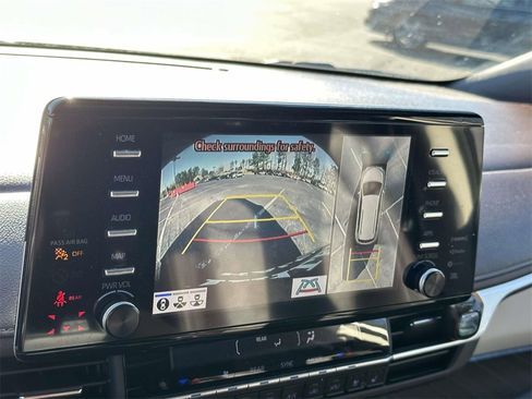 Used 2023 Toyota Sienna Platinum image 4