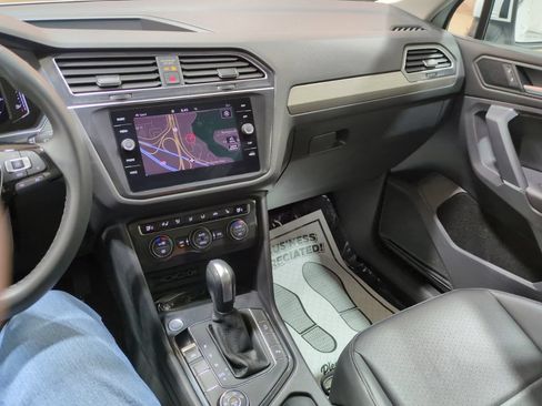 Used 2020 Volkswagen Tiguan SEL AWD/4WD image 25