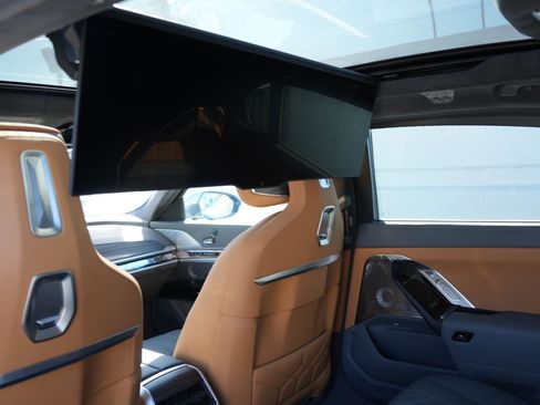 Used 2025 BMW i7 xDrive60 w/ Executive Package image 25