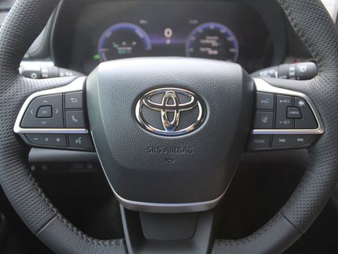 Used 2025 Toyota Sienna Platinum image 9