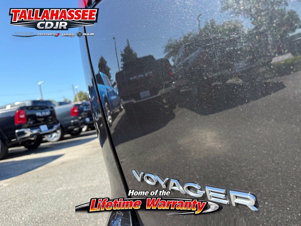 Used 2023 Chrysler Voyager LX FWD image 6