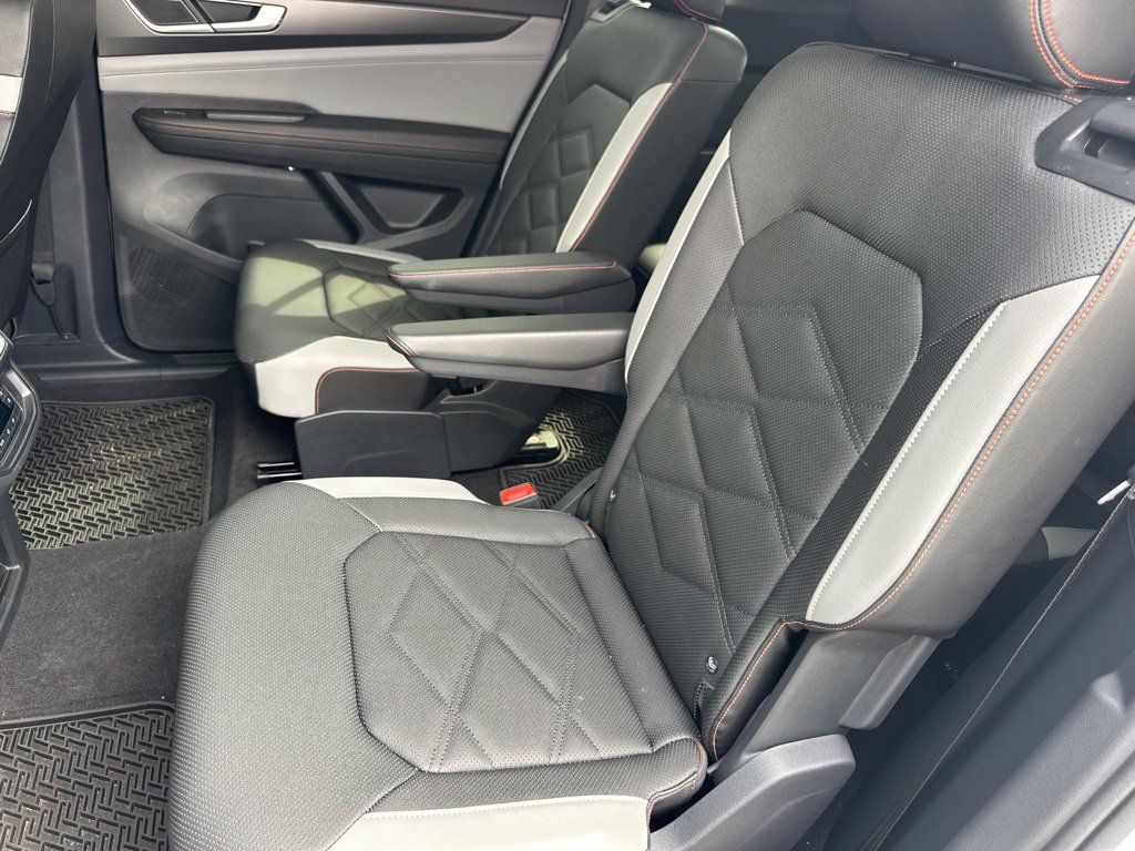 Used 2024 Volkswagen Atlas Peak Edition SEL AWD/4WD image 10