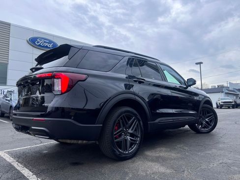 Used 2025 Ford Explorer ST-Line w/ Premium Package image 15