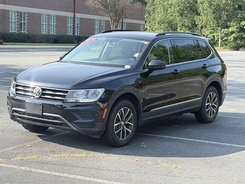 Used 2020 Volkswagen Tiguan SE w/ Panoramic Sunroof Package FWD image 2