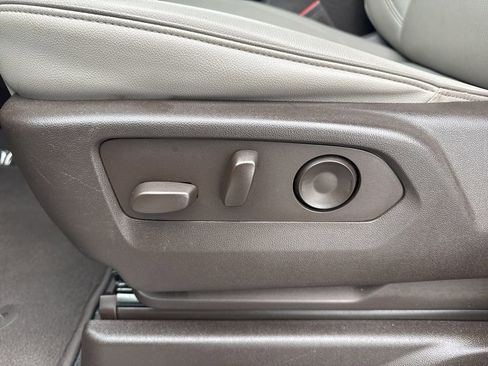 Used 2022 GMC Yukon XL SLT w/ SLT Luxury Package image 10