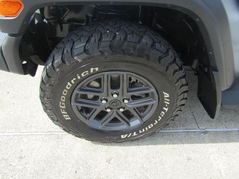 Used 2025 Jeep Wrangler Unlimited Sport AWD/4WD image 9