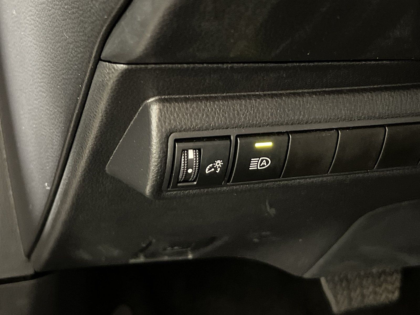 Used 2025 Toyota Corolla LE FWD image 31