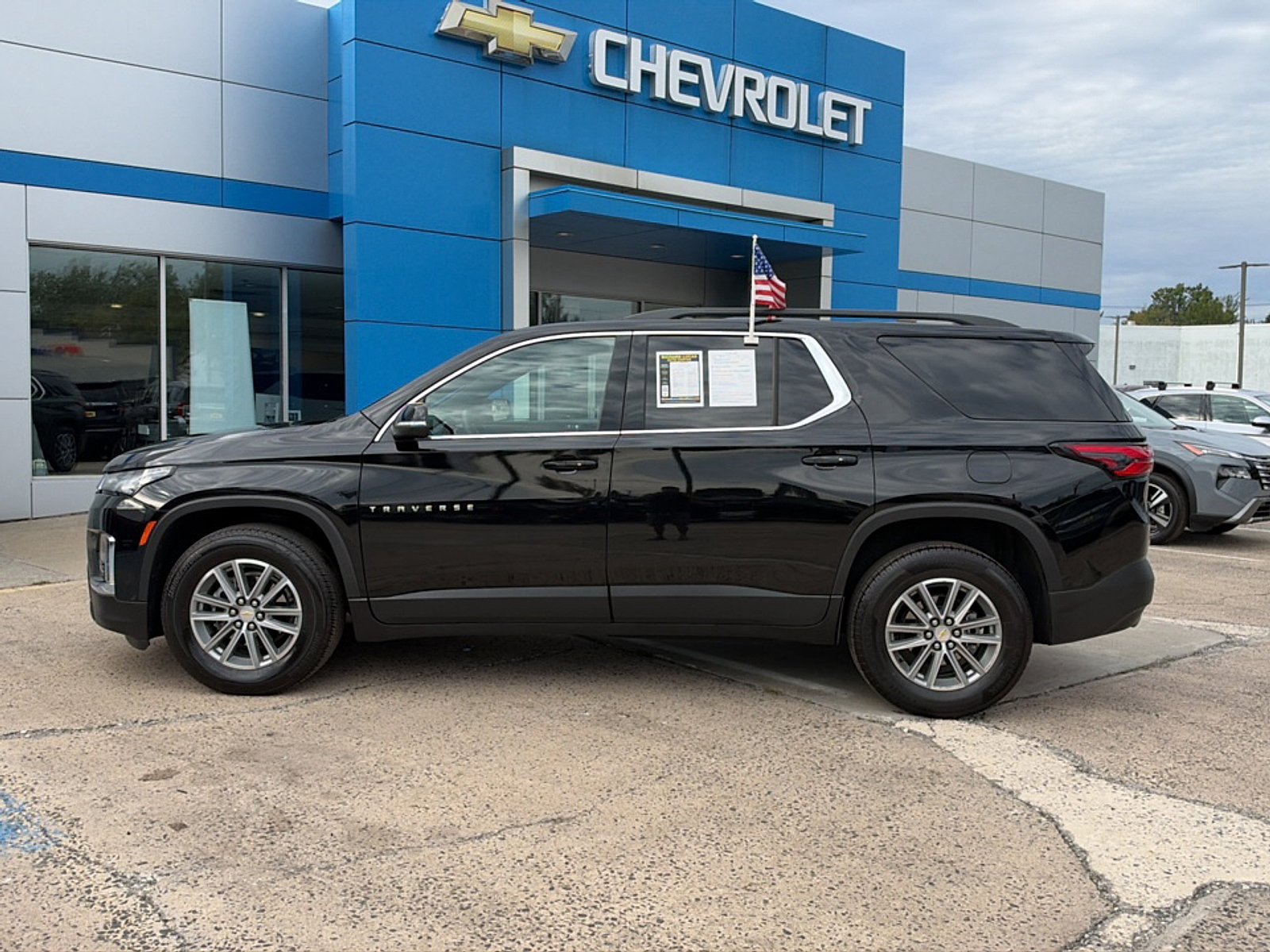 Used 2023 Chevrolet Traverse LT FWD image 8