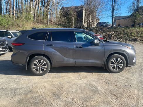 Used 2021 Toyota Highlander XLE image 11