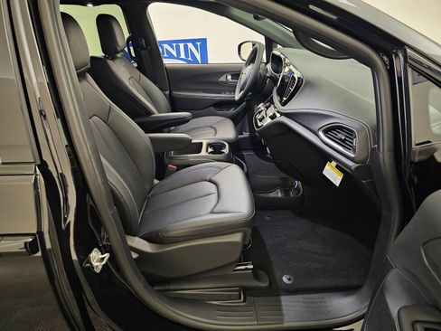 New 2026 Chrysler Pacifica Select image 26