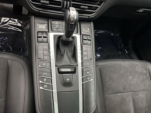 Used 2021 Porsche Macan w/ Premium Package AWD/4WD image 23