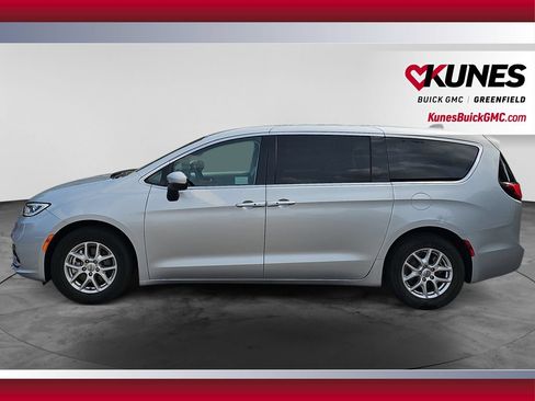 Used 2023 Chrysler Pacifica Touring-L FWD image 6