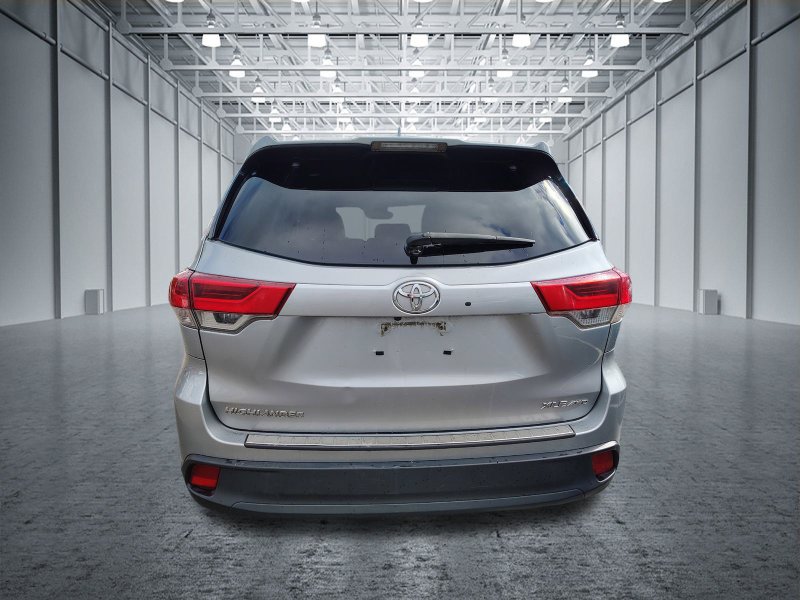 Used 2018 Toyota Highlander XLE AWD/4WD image 5