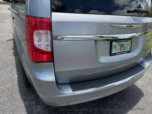 Used 2013 Chrysler Town & Country Limited w/ Luxury Group FWD image 21