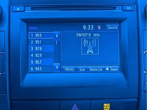 Used 2017 Toyota Camry SE image 19