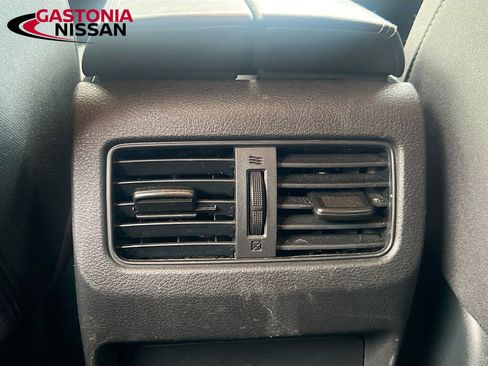 Used 2023 Nissan Rogue SV image 32