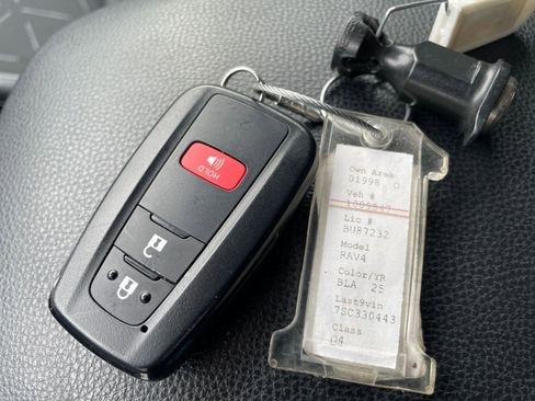 Used 2025 Toyota RAV4 XLE image 22