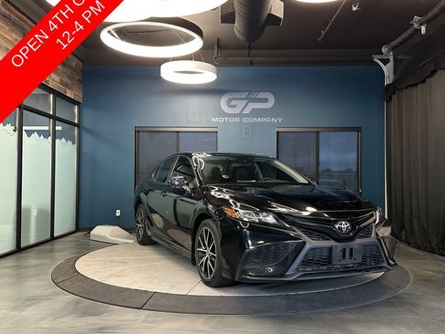 Used 2021 Toyota Camry SE FWD image 1