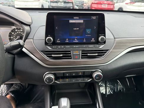 Used 2024 Nissan Altima 2.5 SV FWD image 24