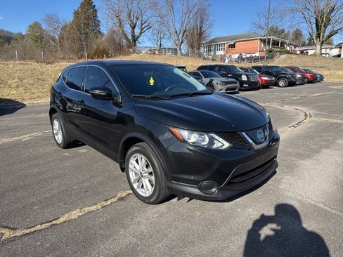 Used 2018 Nissan Rogue Sport S image 2