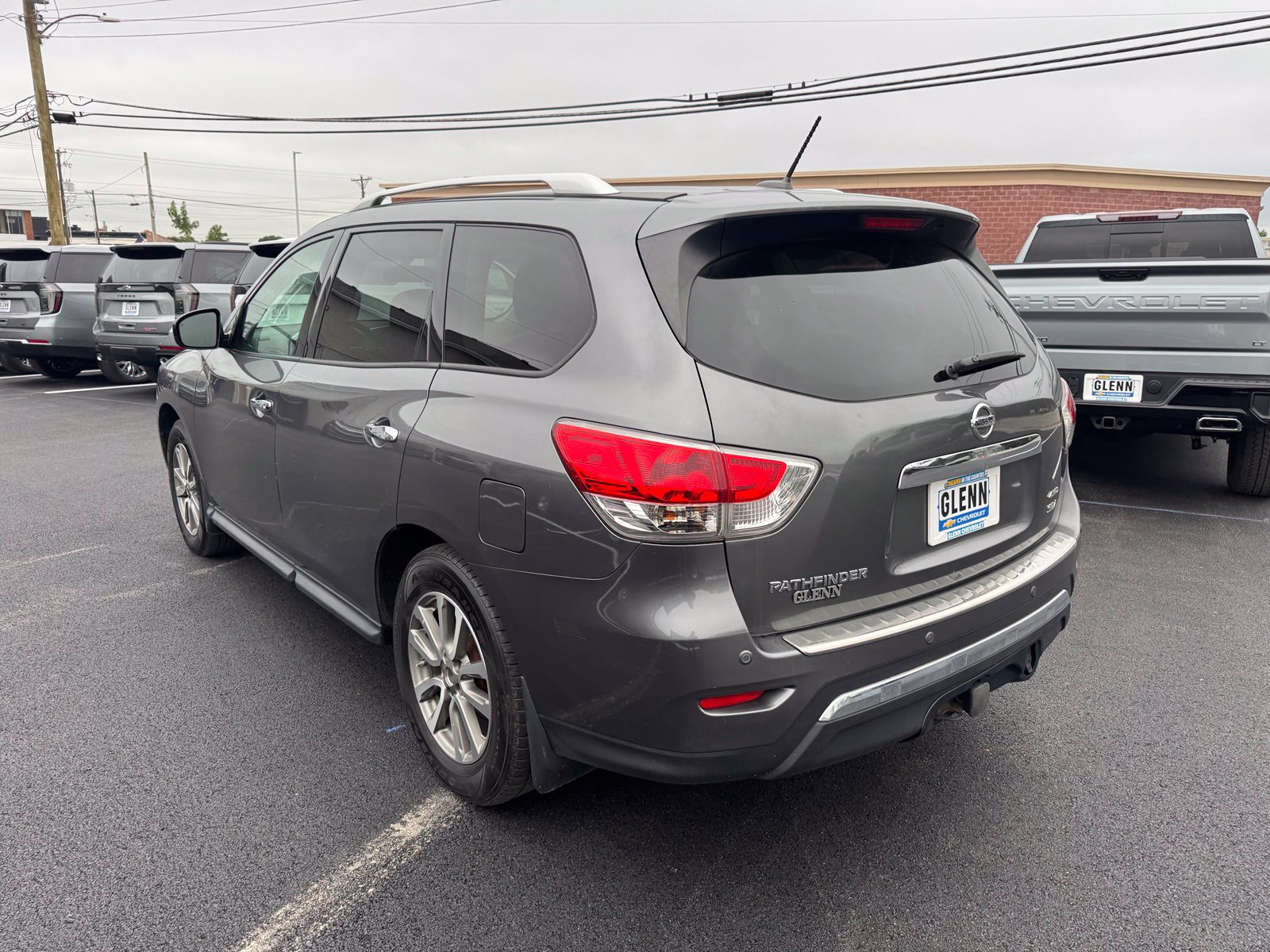 Used 2015 Nissan Pathfinder SV w/ Cargo Package FWD image 4