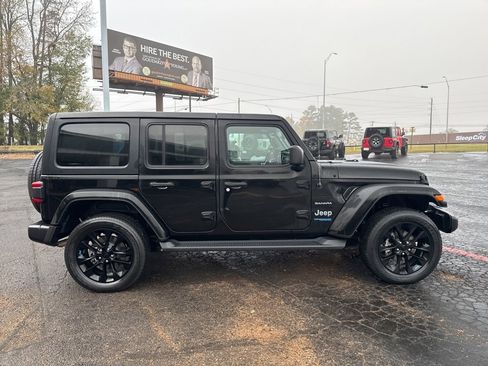 Used 2022 Jeep Wrangler Unlimited Sahara image 4