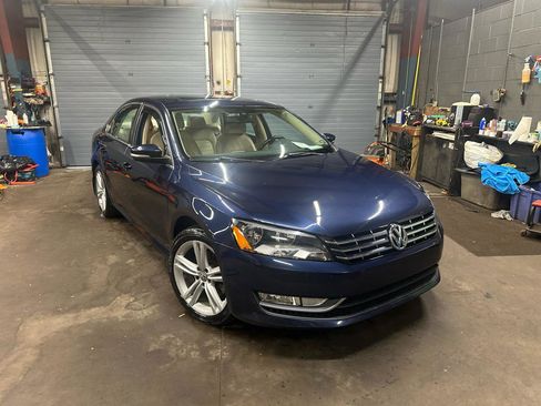 Used 2014 Volkswagen Passat 1.8T SEL Premium FWD image 3