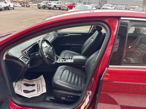 Used 2017 Ford Fusion SE w/ Fusion SE Technology Package image 16