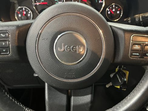 Used 2015 Jeep Wrangler Unlimited Rubicon w/ Connectivity Group image 20