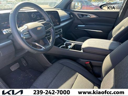 Used 2025 Chevrolet Traverse LT image 3