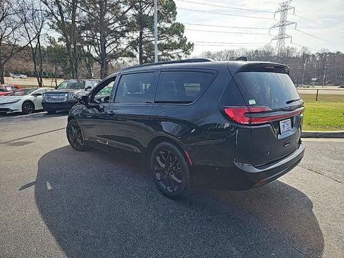 Used 2023 Chrysler Pacifica Touring-L w/ S Appearance Package image 6