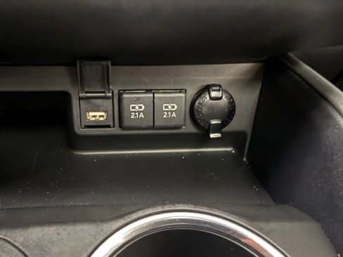 Used 2021 Toyota Highlander XLE image 24