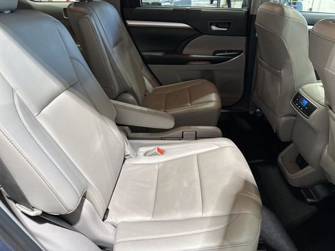 Used 2019 Toyota Highlander XLE AWD/4WD image 22