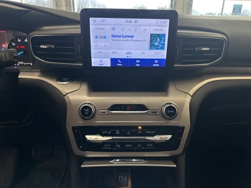 Used 2023 Ford Explorer XLT w/ Equipment Group 202A image 3