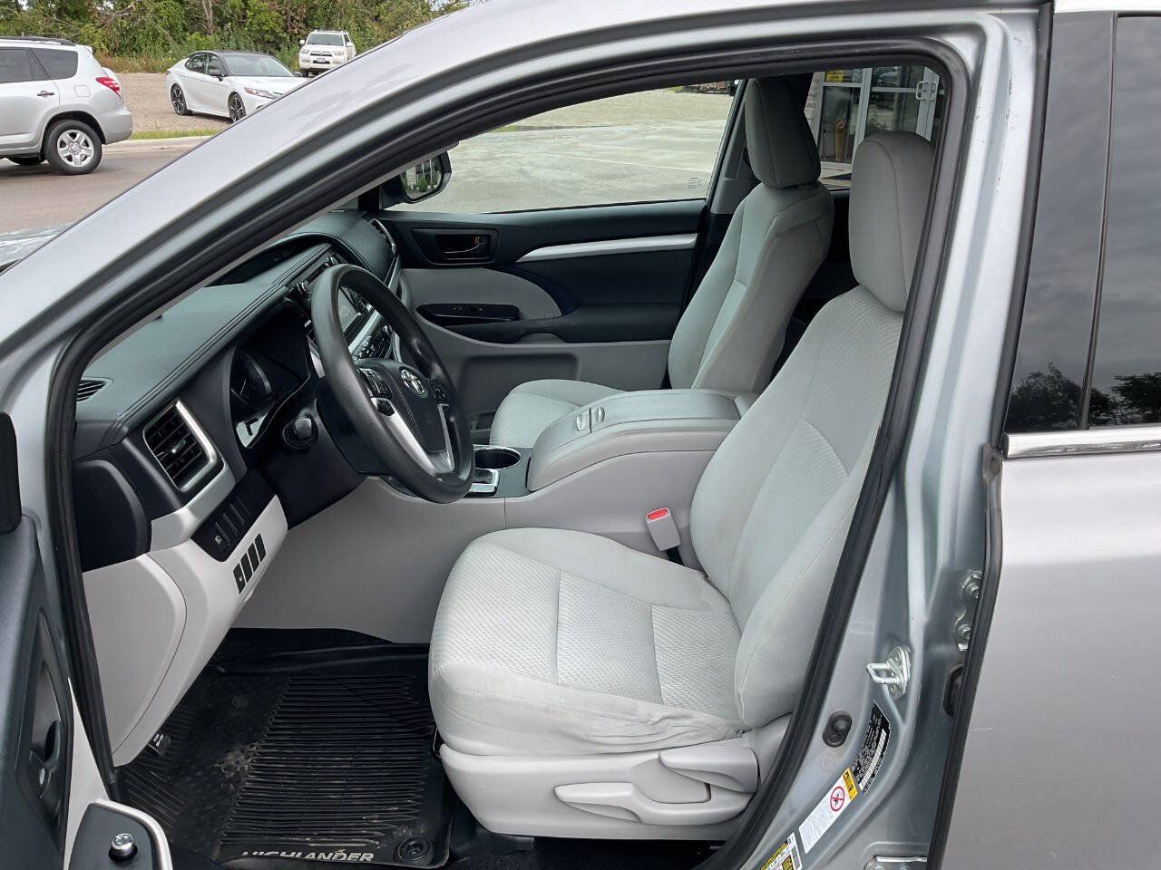 Used 2019 Toyota Highlander LE FWD image 13