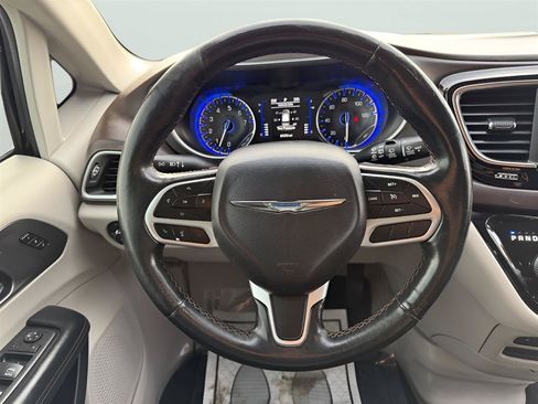 Used 2020 Chrysler Pacifica Touring-L FWD image 27