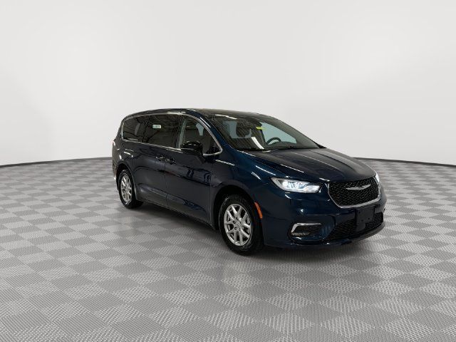 Used 2024 Chrysler Pacifica Touring-L FWD image 2
