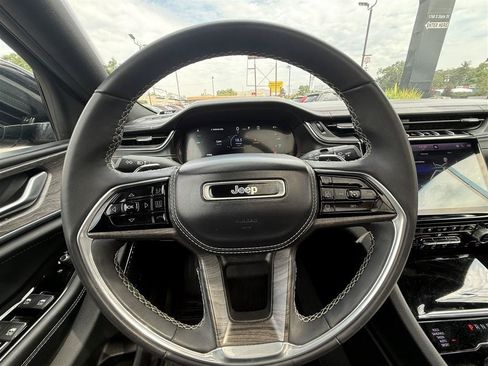 Used 2023 Jeep Grand Cherokee Overland w/ Luxury Tech Group IV AWD/4WD image 30