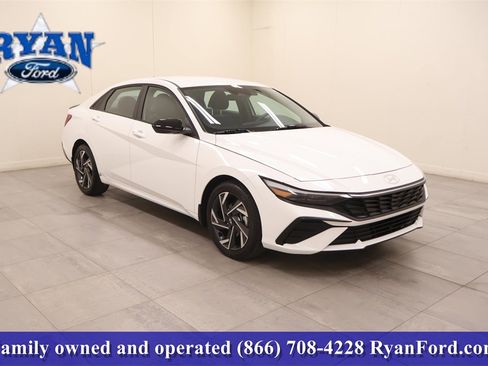 Used 2025 Hyundai Elantra Sport image 2