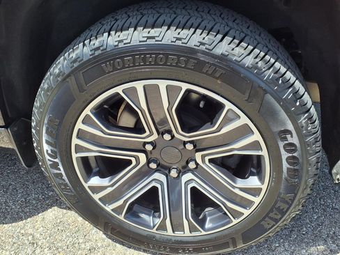 Used 2024 Jeep Wagoneer L Series II w/ Flexible Seating Group RWD image 9