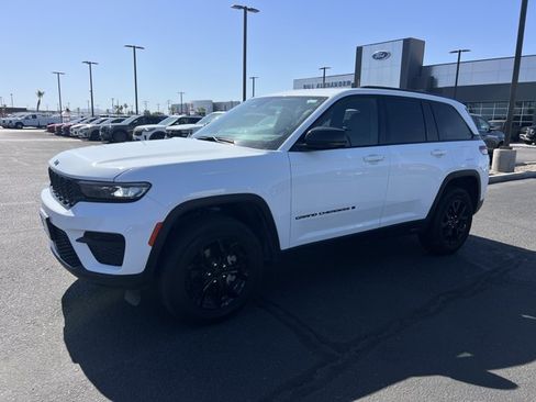 Used 2025 Jeep Grand Cherokee Altitude AWD/4WD image 1