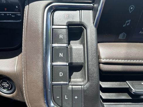 Used 2024 Chevrolet Suburban LT RWD image 28